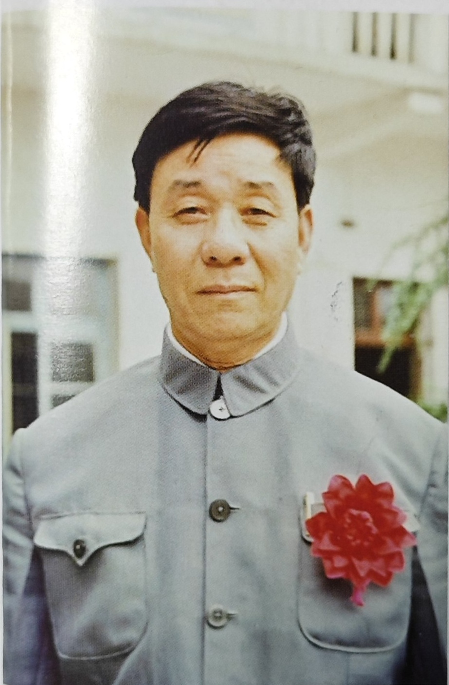 董事长个人照3.jpg